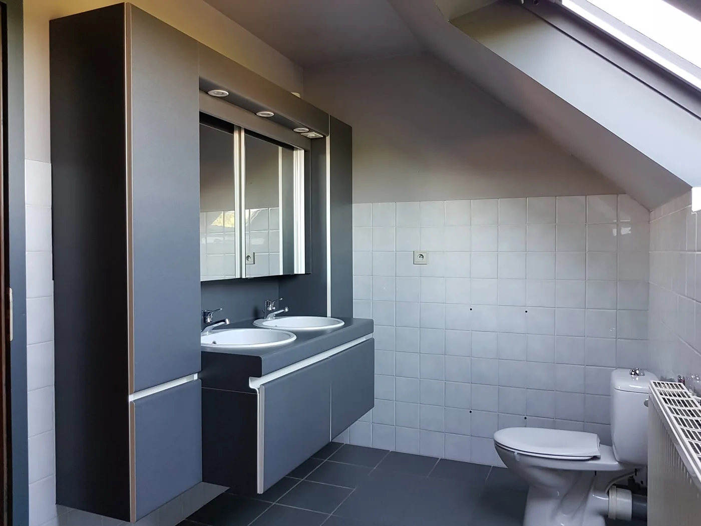 Meuble double lavabo dans une salle de bains sous les combles